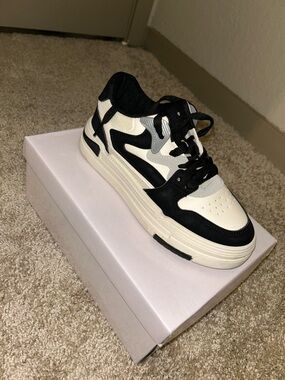 Men's Black and White Low-Top Athletic Sneaker